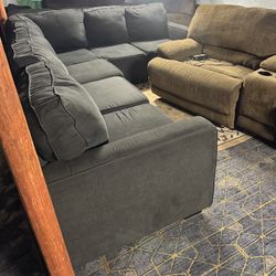 Grey couch good condition clean we sell the time delivery $40 local