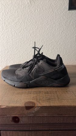 Black Nike Legend Essential 2/ Size 8 kids