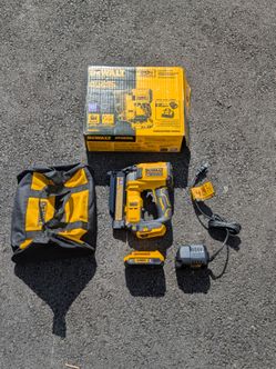 DEWALT ATOMIC 20V MAX 23 Gauge Pin Nailer Kit with Battery and Charger – New