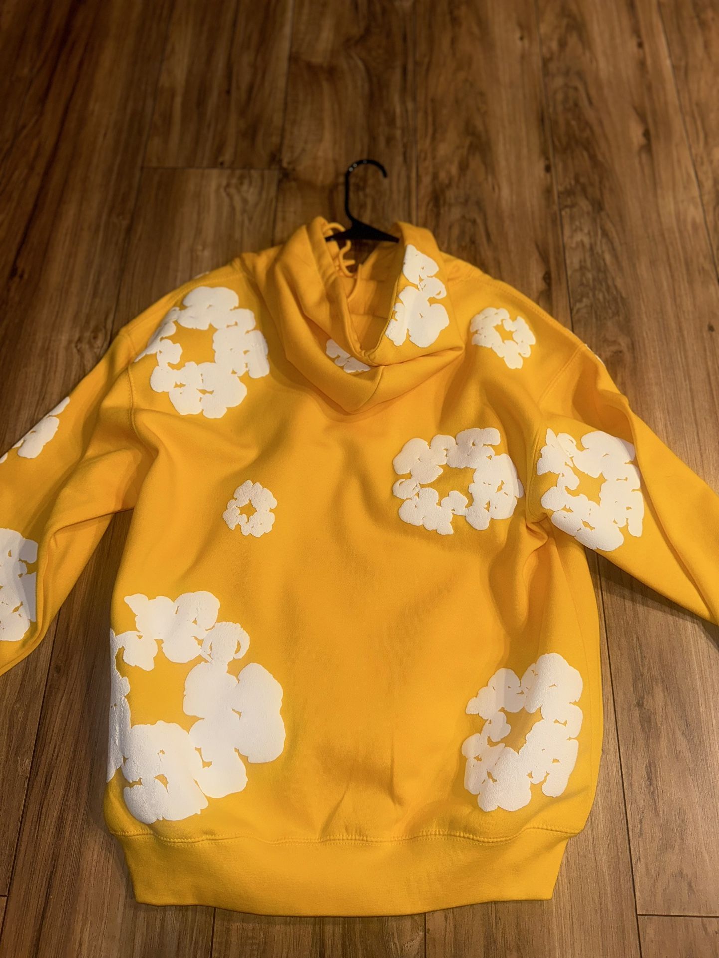 🔥 Yellow Flower Puff Print Hoodie – Streetwear Vibe 🔥