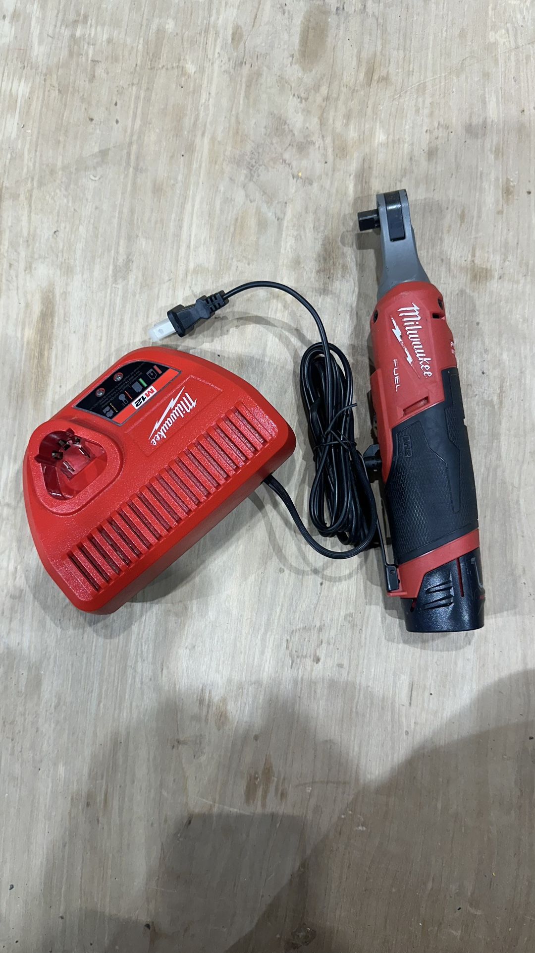 Milwaukee M12 FUEL 12V Lithium-Ion Brushless Cordless 3/8 in. Ratchet Kit with (1) 1.5Ah Batteries, Charger