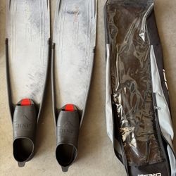 Seac Motus Freediving Fins Size US 8–8.5 with Cressi Bag