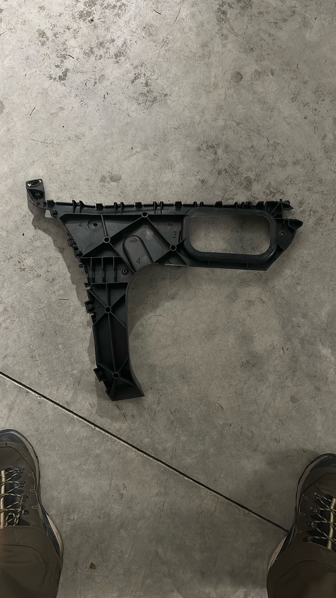 Audi Q7 Left Bumper Bracket