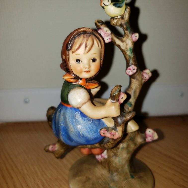 Hummel 141 "Apple Tree Girl" Girl Sitting w/Bird In Tree w/Brown Base