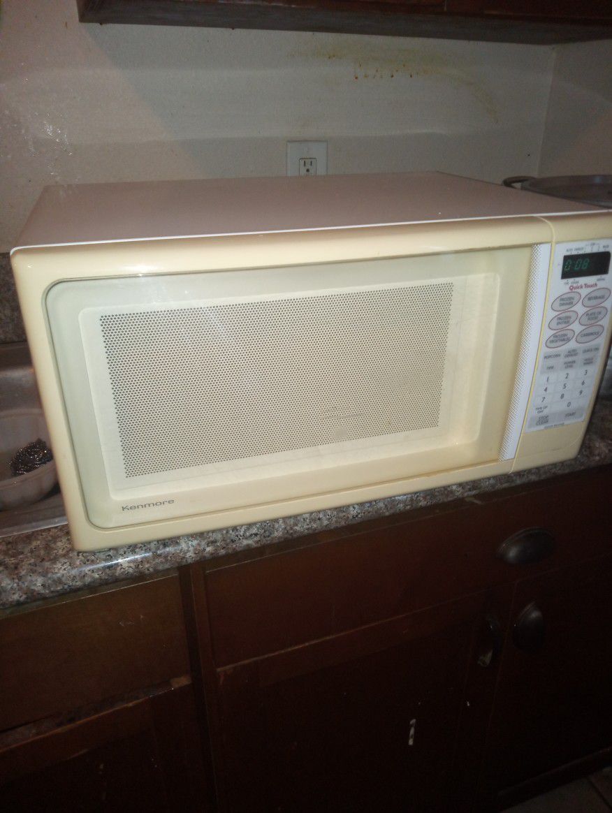 A Working Creamy Tone Microwave 