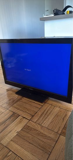 35” Insignia LCD Color TV