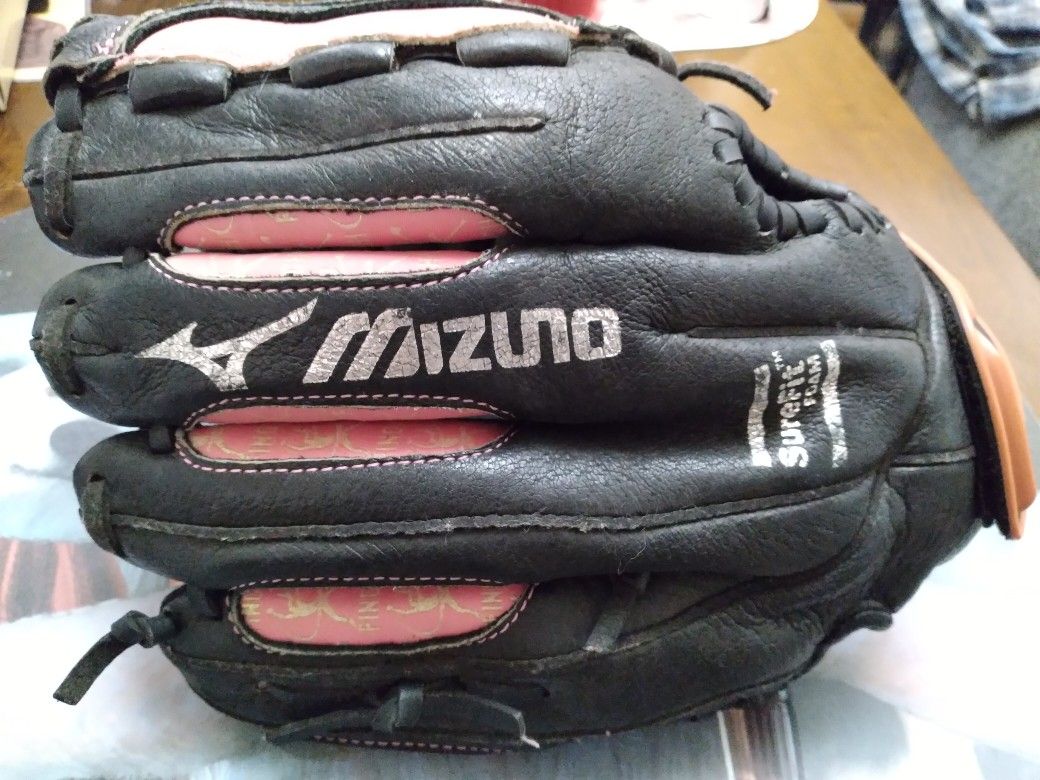 YOUTH'S 11" MIZUNO/FINCH FAST/PITCH SOFTBALL GLOVE