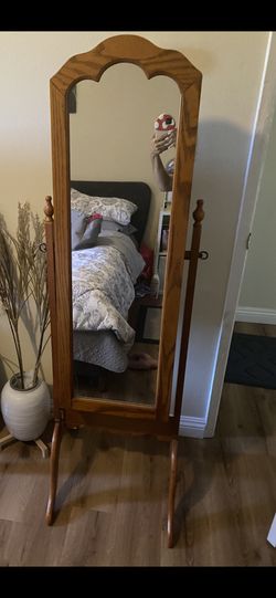 Mirror and jewelry stand