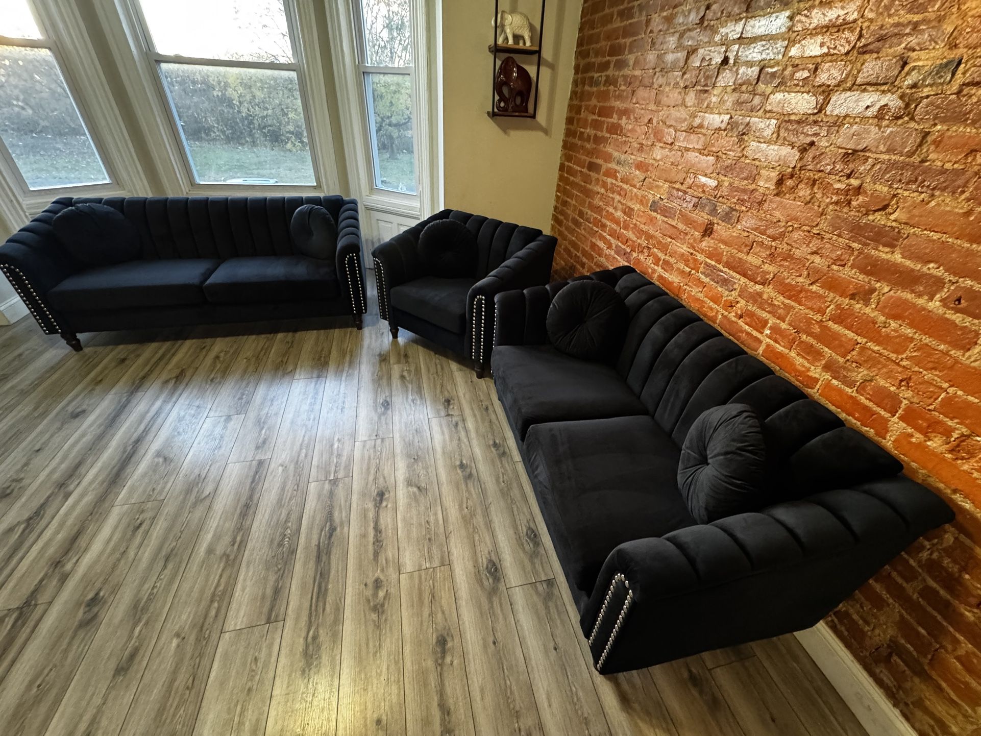 FREE DELIVERY AND INSTALLAT 🚚 Brand New in Box 📦 3 - Piece Living Room set Velvet Black