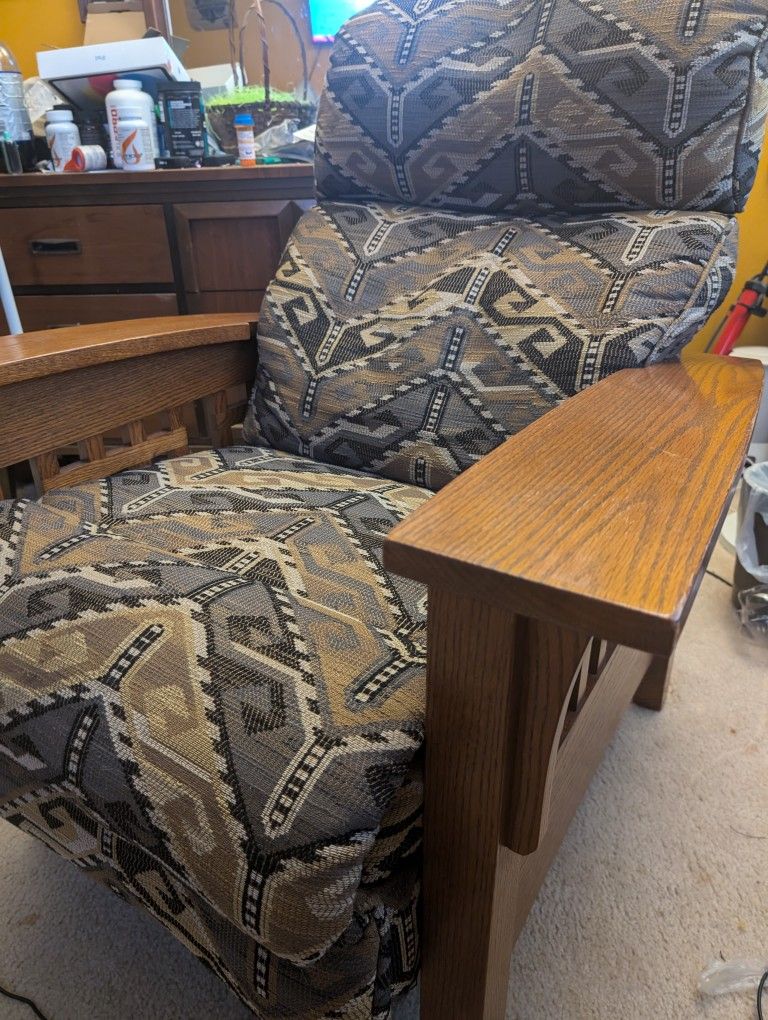 LA Z BOY Recliner Almost Brand New No Stains