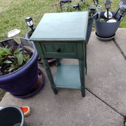 NICE WOOD   ONE DRAWER TABLE