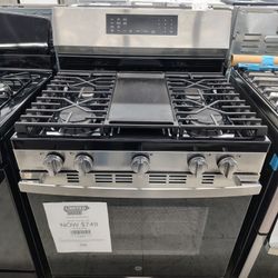 $749(MSRP$1199) GE Gas Range With Central Oven Burner And steam Clean