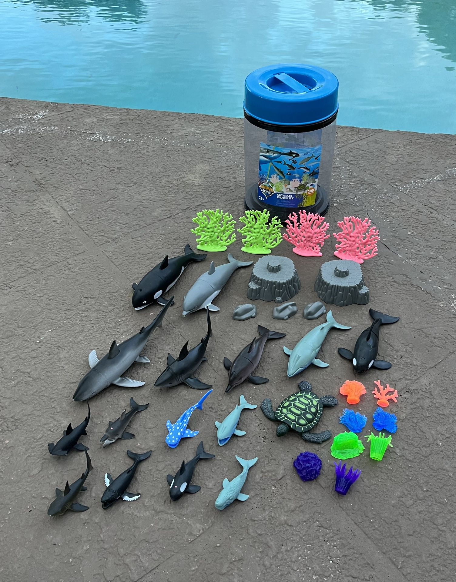 Like new 33-piece Animal Zone Ocean Bucket toys for Sale in Fort