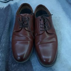 Dress shoes in a size 10/5