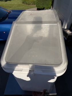 Cambro Large Ingredient Storage Bin with Lid