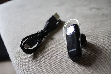 Samsung Bluetooth hands free ear piece with charger cord