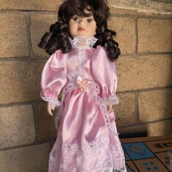 🎀 Vintage Porcelain Doll in Pink Dress w/ Stand 