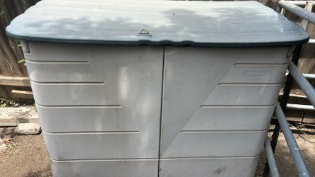 Rubbermaid storage $200
