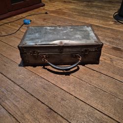 1920s - 1930s suitcase (?)
