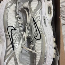 nike shoes, size 6 in women, bought but never worn.
