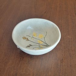 Vtg Salt Marsh Pottery Yellow Wildflower Trinket Dish Wall Plaque
Hanging 1991 LR. Pre-owned, perfect shape, display item. It is 5x4.5".
Height 2".
