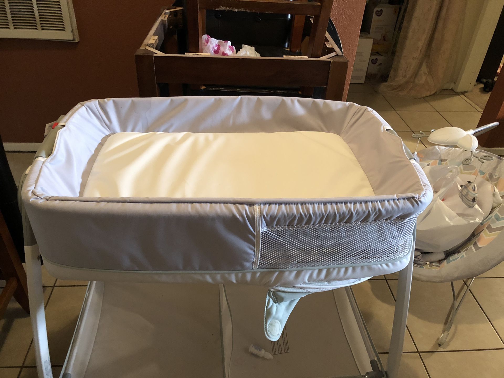 Graco bassinet and changing table combo