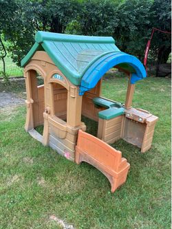 Kid’s Outdoor Playhouse