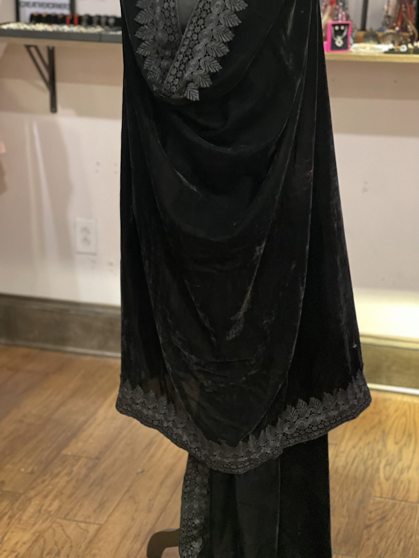 Brand New Shawls And Clothes For Best Christmas, Birthday, Anni Vasari And More.
