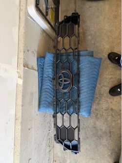 Toyota 4Runner front grill (6th gen)