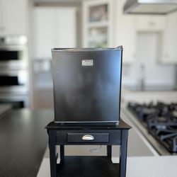 Black+Decker Mini Fridge + Stand –