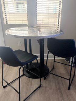 Round Bar Table with 2 Stools
