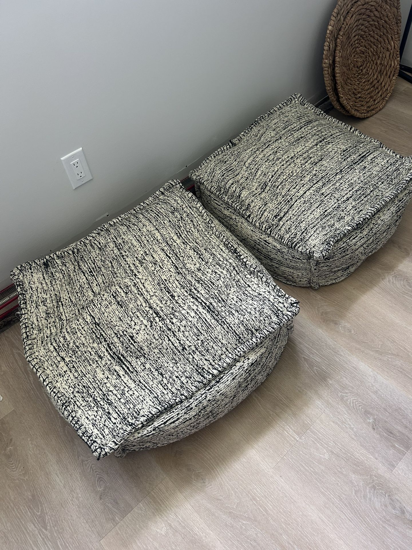 2 Outdoor/indoor Floor Cushions