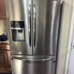 Frigidaire Gallery Stainless Steel French Door Refrigerator – Ice & Water Dispenser – Excellent Condition