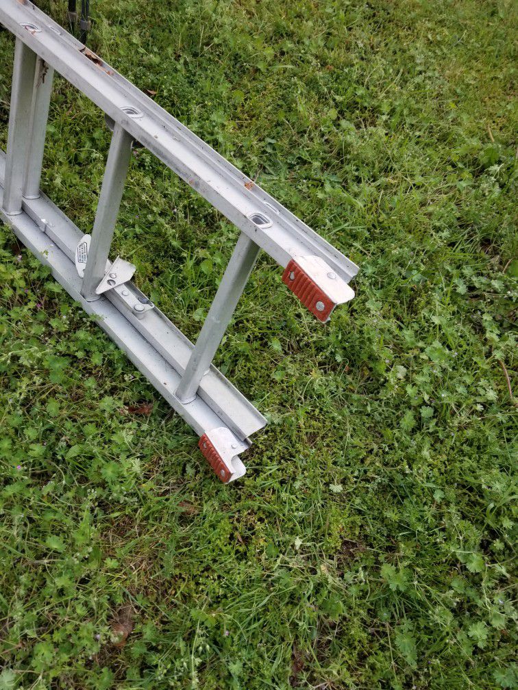 20 Foot Aluminum Ladder With Accessories 