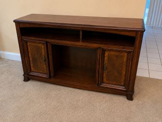 Solid Wood TV Console – Excellent Condition
