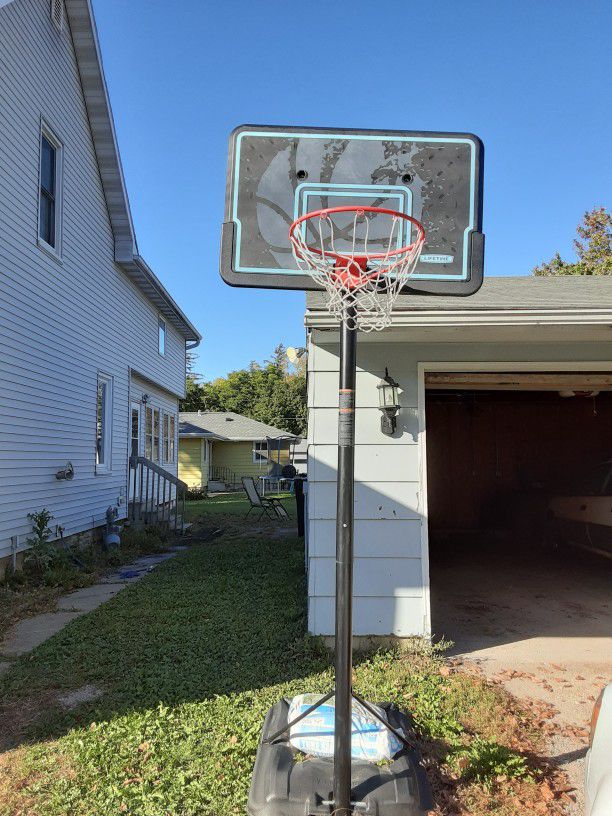 Outdoor Basketball Hoop With Sand Bags To Hold 