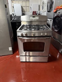 GE 5-burner gas stove in perfect working condition. Delivery and installation available with a 3-month warranty.