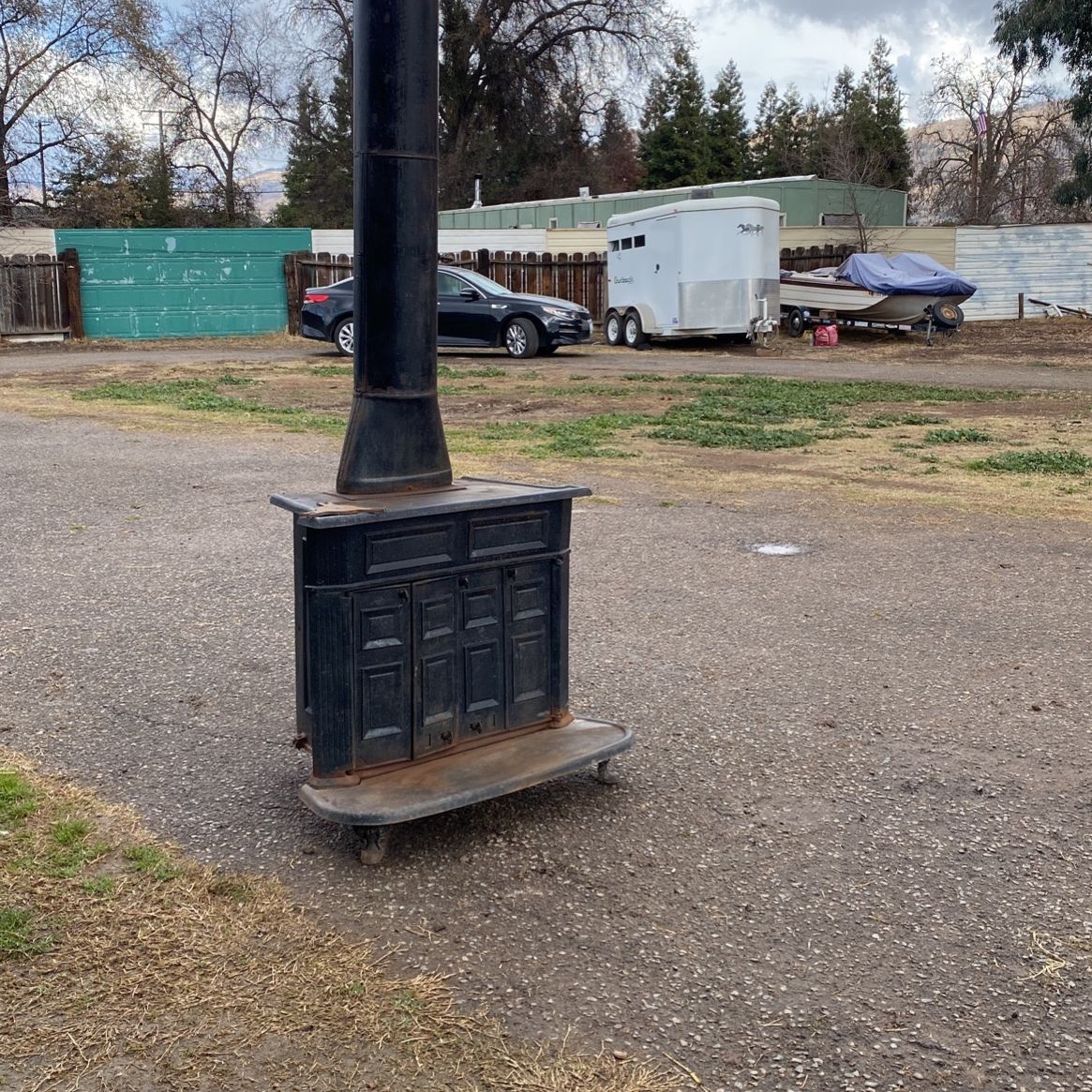 Vintage Ben Franklin Black Cast Iron Wood burning Stove. 200 OBO