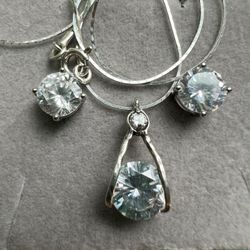 925 silver chain and earrings set, 17 inch long, I don't know the name of the stone, I don't know if it is zirconia or diamond, I accept offers, I hav