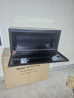 NEW UNDER TRUCK TOOL BOX ALUMINUM DIAMOND, INCLUDING SET KEY, COLOR BLACK, DOUBLE LOCK 36X18X17" I HAVE THE BRACKETS,EXTRA PRICE FOR ANY QUESTION TEXT