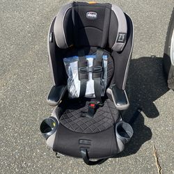 Chicco car seat price 90$  condition like new