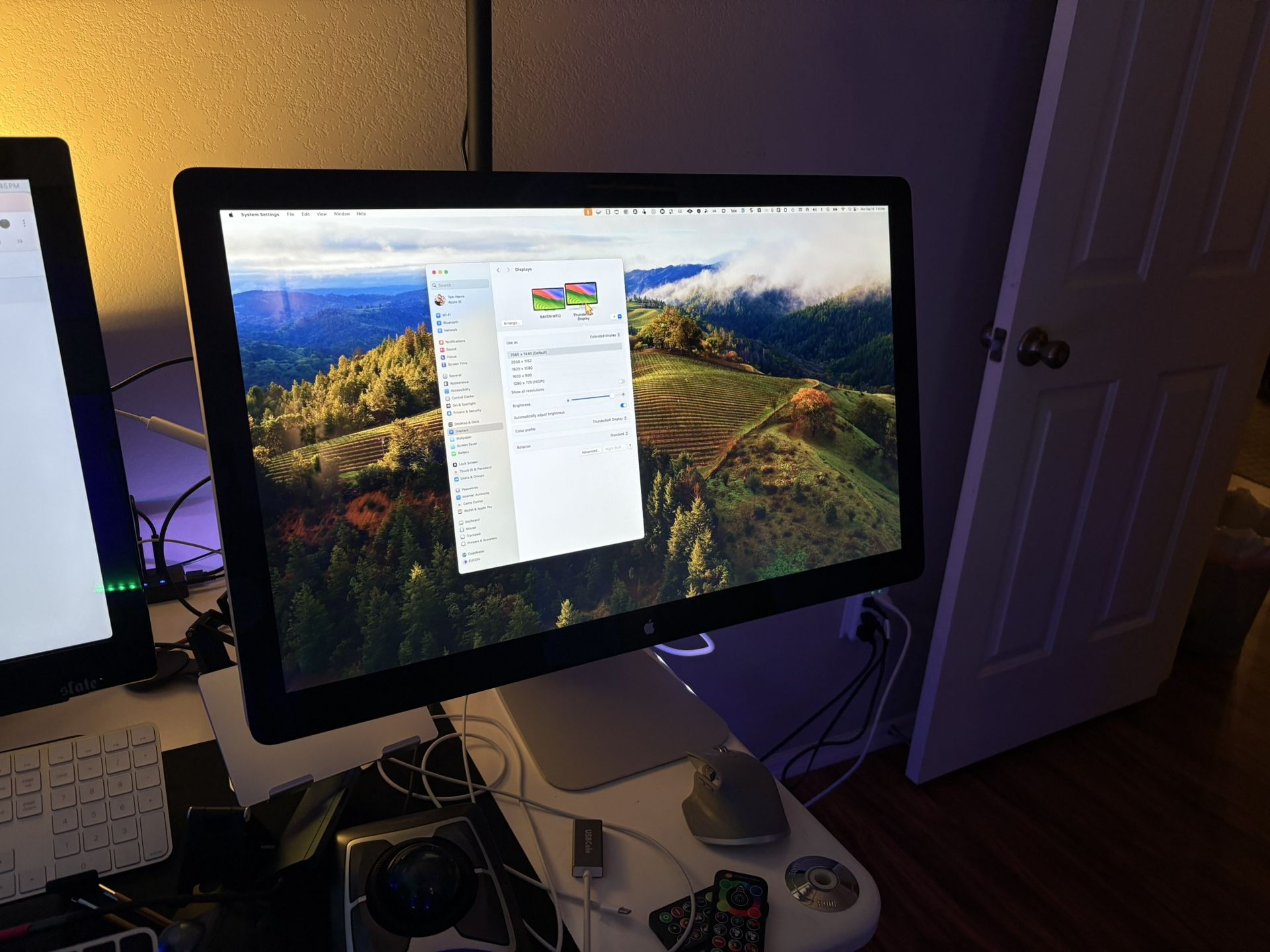 Apple Thunderbolt Display – 27” – Excellent Condition with Apple usb-c to Thunderbolt adapter ($49 value)