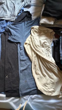 Lululemon talla ,grande.  Cada una diferentes precios , $29.99 manga cottage y man ga large $49.99 y $39.99 each