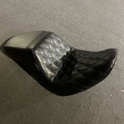 Le Pera KickFlip Up Front M8 Softail Seat