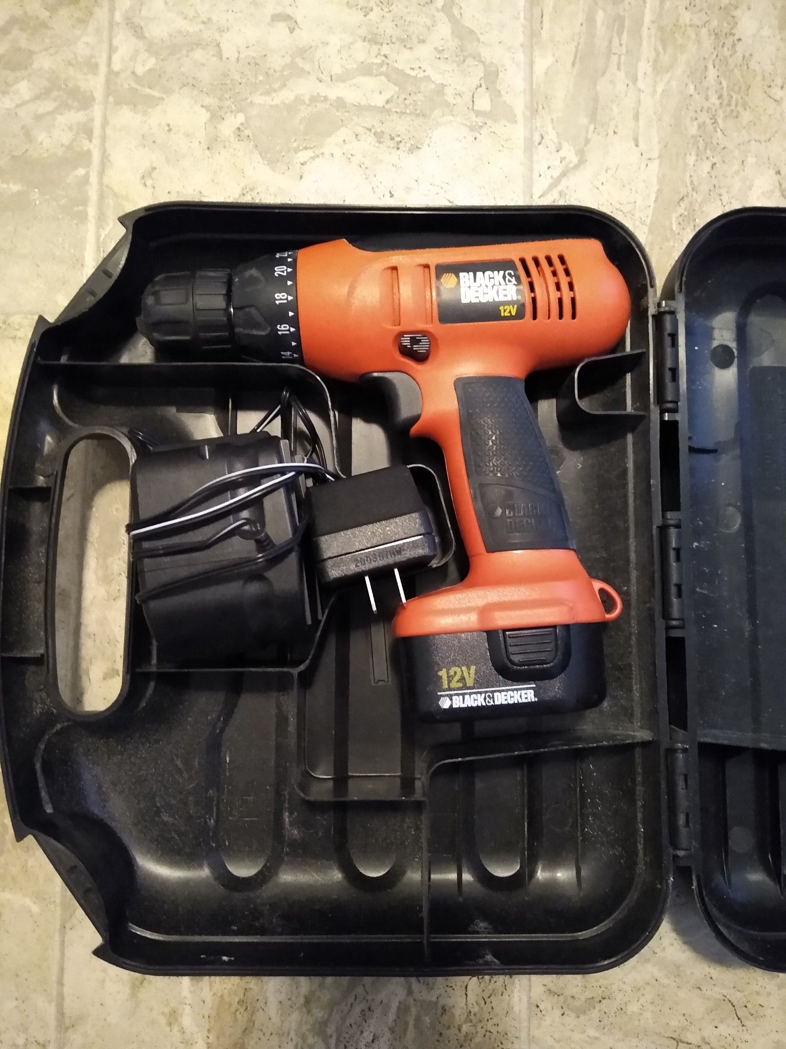 BLACK & DECKER 12V DRILL W/BATTERY CASE & CHARGER