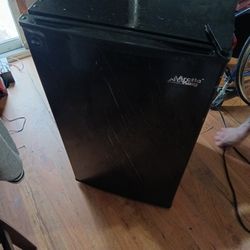 Arctic King  Mini Fridge