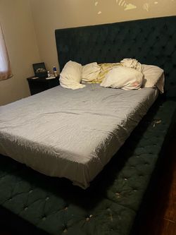 BEDFRAME MUST GO BY 8/18