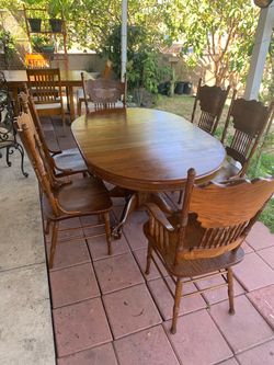 Dinning set with 6 chairs in good good condition .wood