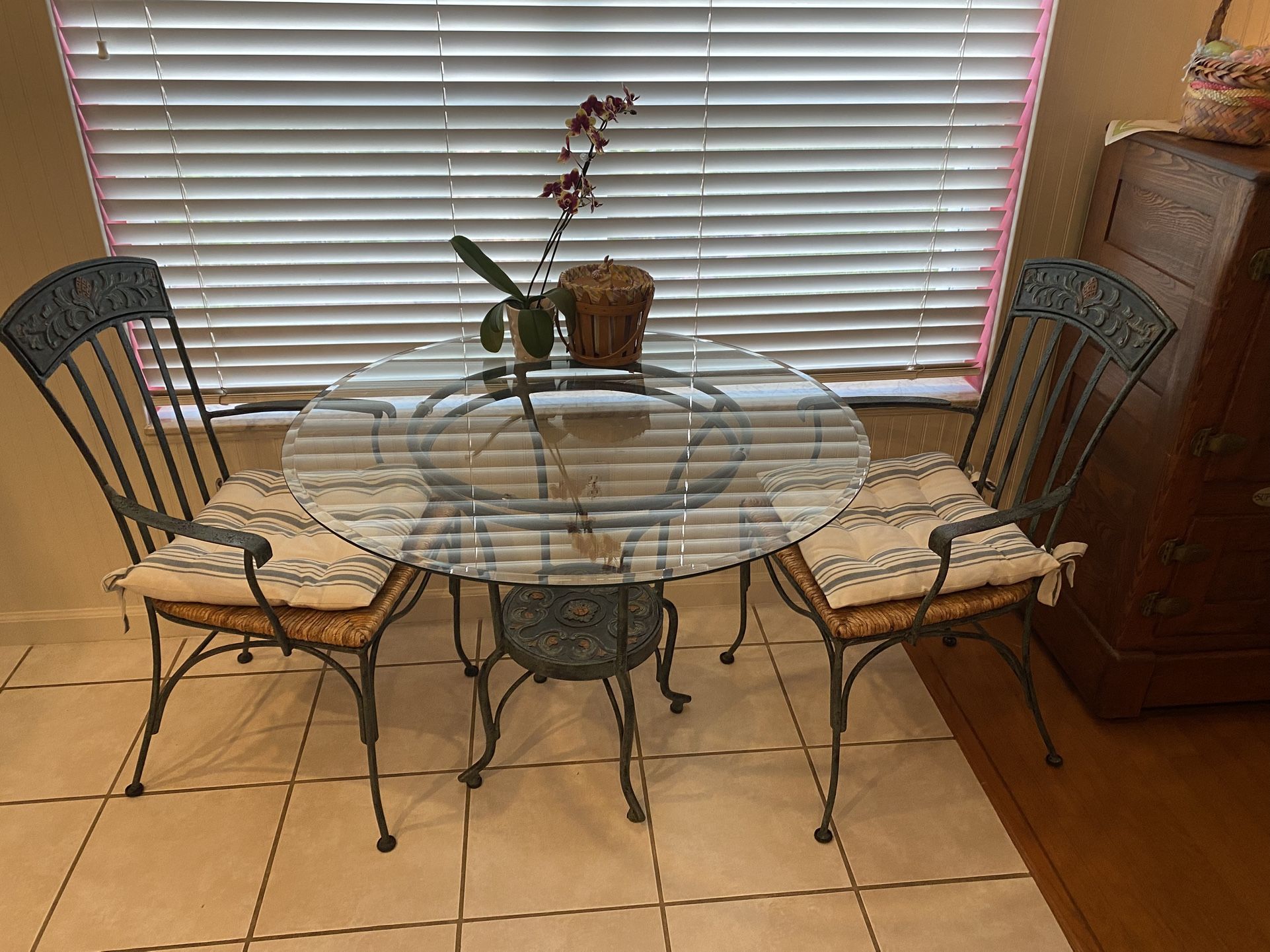 Kitchen table and 2 chairs