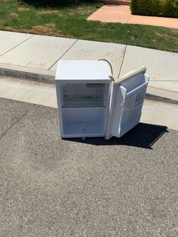 Free mini fridge 28867 Park Trail Way Menifee ca 92584